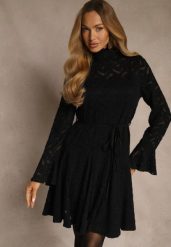 Czarna Sukienka ze Stójką z Koronki Zdobiona Wiązaniem w Talii i Falbanami Elarassa. Czarne sukienki damskie Renee, m, z aplikacjami, z koronki, bez kołnierzyka, bez ramiączek, mini. Za 139.99 zł.