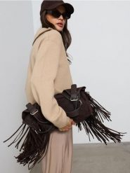 Sweter ze stójką i krótkim zamkiem - beżowy. Brązowe swetry damskie Sinsay, l, bez wzorów, bez kołnierzyka, bez ramiączek, krótkie, bez kaptura. Za 59.99 zł.