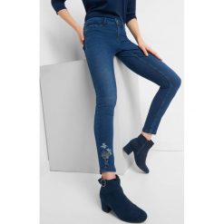 Jeansy z haftem. Niebieskie jeansy damskie Orsay. Za 89.99 zł.