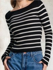 Prążkowany sweter z wiskozą - czarny. Czarne swetry damskie Sinsay, l, bez wzorów, prążkowane, bez kołnierzyka, bez ramiączek, bez kaptura. Za 39.99 zł.