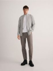 Rozpinany sweter ze stójką - jasnoszary. Szare kardigany męskie Reserved, l, bez wzorów, z bawełny. W wyprzedaży za 89.99 zł.