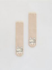 Skarpety ze świątecznym motywem - beżowy. Brązowe skarpety damskie Reserved, bez wzorów. Za 29.99 zł.