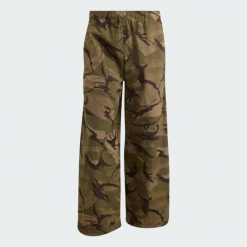 Spodnie Seasonal Essentials Camo Woven Parachute. Brązowe spodnie sportowe męskie Adidas, xl, bez wzorów, z materiału. Za 259.00 zł.