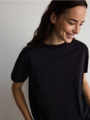 T-shirt regular z merceryzowanej bawełny - czarny. Czarne t-shirty damskie Reserved, l, bez wzorów, z bawełny, bez kołnierzyka. W wyprzedaży za 29.99 zł.