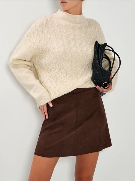 Sweter damski z warkoczowym splotem - kremowy. Białe swetry damskie Sinsay, l, bez wzorów, ze splotem, bez kołnierzyka, bez ramiączek, bez kaptura. Za 59.99 zł.