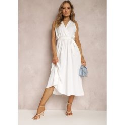Biała Sukienka Nikora. Białe sukienki damskie Renee, bez wzorów, z materiału, eleganckie, bez kołnierzyka, bez ramiączek, midi, kopertowe. Za 49.99 zł.