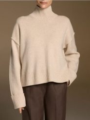 Wełniany sweter z golfem - beżowy. Brązowe swetry damskie Reserved, l, bez wzorów, z dzianiny, bez kołnierzyka, bez ramiączek, bez kaptura. Za 259.99 zł.
