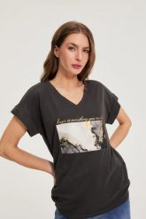 Bawełniana bluzka z nadrukiem szara. Szare bluzki damskie MOODO, bez wzorów, z bawełny, bez kołnierzyka, bez ramiączek. Za 49.99 zł.