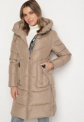 Beżowa Długa Kurtka Pikowana z Kapturem i Ozdobną Taśmą przy Suwaku Galorrea. Brązowe kurtki damskie Born2be, l, bez wzorów, z dzianiny, z kapturem. Za 229.99 zł.