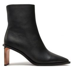 Botki Calvin Klein. Czarne botki damskie Calvin Klein, bez obcasa, na słupku, bez zapięcia. Za 759.99 zł.
