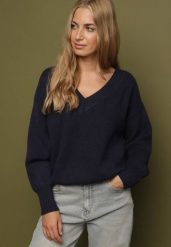 Granatowy Sweter z Kaszmirem z Dekoltem w Serek Plenae. Niebieskie swetry damskie Born2be, uniwersalny, bez wzorów, z kaszmiru, eleganckie, bez kołnierzyka, bez ramiączek, bez kaptura. Za 129.99 zł.