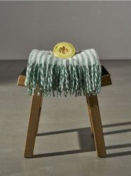 Koc z frędzlami w paski - zielony. Zielone kocyki dla dzieci Sinsay. W wyprzedaży za 22.99 zł.