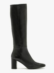 Czarne kozaki damskie z wąską cholewką. Czarne kozaki damskie Ryłko, ze skóry, bez obcasa, na obcasie. W wyprzedaży za 339.99 zł.