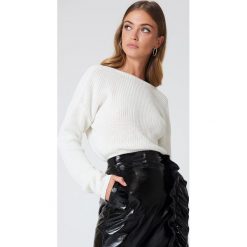 NA-KD Sweter z dzianiny z dekoltem V - White. Białe swetry damskie NA-KD, z dzianiny. Za 121.95 zł.