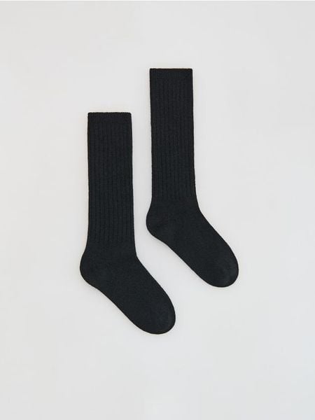 Skarpetki z wełną i domieszką kaszmiru - czarny. Czarne skarpety damskie Reserved, bez wzorów, z dzianiny. Za 39.99 zł.