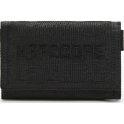 Materiałowy portfel z napisem Hardcore - Czarny. Portfele męskie marki House. Za 39.99 zł.