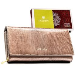 Portfel damski ze skóry naturalnej w brązowym kolorze, wyposażony w system RFID - Peterson. Brązowe portfele damskie Peterson, bez wzorów, z lakierowanej skóry. Za 126.99 zł.