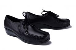 SOLO 065 SZ czarny 2, półbuty mokasyny damskie sznurowane. Czarne mokasyny damskie Solo, bez wzorów, ze skóry, bez obcasa, na obcasie, bez zapięcia. Za 244.90 zł.