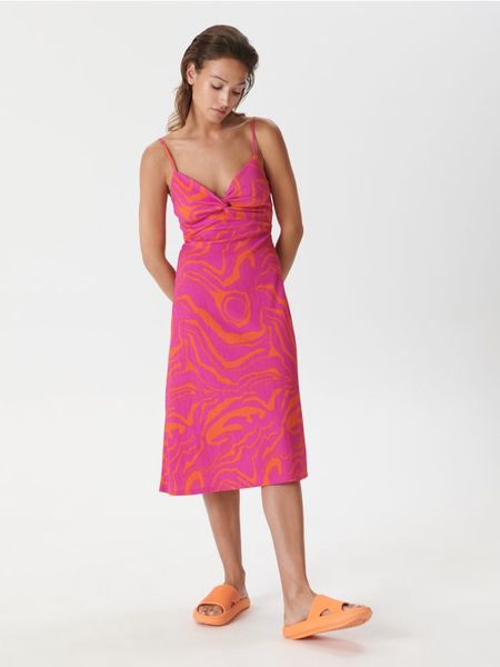 Sukienka midi na ramiączkach - różowy. Czerwone sukienki damskie Sinsay, l, bez wzorów, bez kołnierzyka, bez ramiączek, midi, rozkloszowane. Za 69.99 zł.