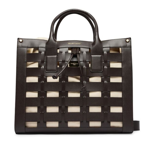 Torebka Marciano Guess. Brązowe torebki do ręki damskie Marciano Guess, z aplikacjami, klasyczne, bez dodatków. Za 853.99 zł.