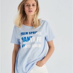 T-shirt z kolorowym napisem - Niebieski. Niebieskie t-shirty damskie Sinsay, l, bez wzorów, bez kołnierzyka. W wyprzedaży za 7.99 zł.
