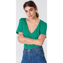 NA-KD Basic T-shirt z dekoltem V - Green. T-shirty damskie marki NA-KD Basic. W wyprzedaży za 20.47 zł.