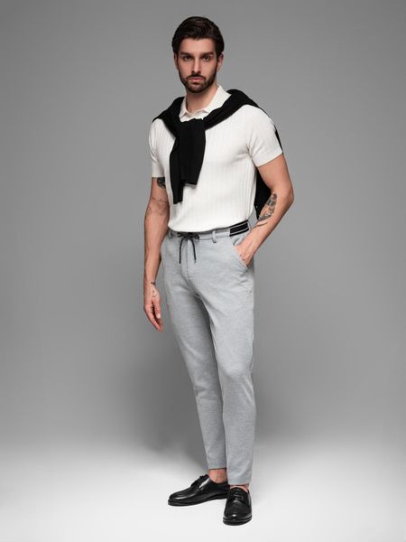 Dzianinowe spodnie męskie z gumką w pasie - jasnoszare V1 - Rozmiar: XL. Szare spodnie materiałowe męskie Ombre Clothing, m, bez wzorów, z dzianiny. W wyprzedaży za 89.99 zł.