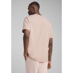 Koszulka unisex Essentials Elevated PUMA Rose Quartz Pink. Czerwone koszulki sportowe damskie Puma, xl, bez wzorów, z materiału, bez kołnierzyka, bez ramiączek. Za 109.00 zł.