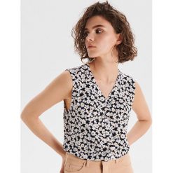 Koszula bez rękawów z dekoltem - Czarny. Koszule damskie marki Cropp. Za 39.99 zł.