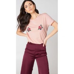 NA-KD T-shirt z haftowanymi kwiatami Peony - Pink. T-shirty damskie marki NA-KD. W wyprzedaży za 30.28 zł.