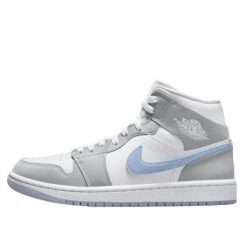 Buty do chodzenia dla dorosłych Air Jordan 1 Mid Wolf Grey Blue Aluminum. Niebieskie obuwie sportowe damskie Jordan, bez wzorów, ze skóry, tenisowe. Za 769.60 zł.