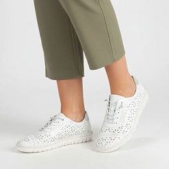 Półbuty damskie Rieker, cholewka skóra naturalna ażurowa konstrukcja z klasycznym sznurowaniem i lekka elastyczna podeszwa zapewniają przewiewność, b. Białe półbuty damskie Rieker, na lato, w ażurowe wzory, z jeansu, klasyczne, bez obcasa, bez zapięcia. Za 319.00 zł.