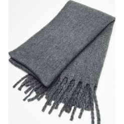 Ciepły szalik z frędzlami - Jasny szary. Szare szaliki i chusty damskie Cropp. Za 59.99 zł.