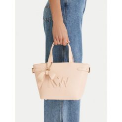 Torebka Nine West. Czerwone torebki do ręki damskie Nine West, bez wzorów, klasyczne, bez dodatków. Za 329.99 zł.