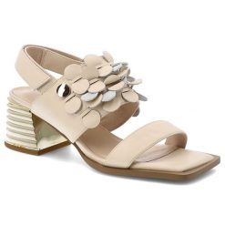 Sandały damskie S.Barski, ze skóry naturalnej z efektowną kwiatową aplikacją i ozdobnym obcasem, beżowe, CR61-3062. Brązowe klapki damskie S.BARSKI, z aplikacjami, ze skóry, bez obcasa, na obcasie, bez zapięcia. Za 319.00 zł.