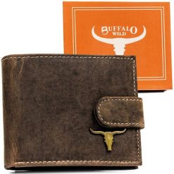 Portfel z naturalnej skóry męski na zatrzask - Buffalo Wild. Brązowe portfele męskie BUFFALO WILD, bez wzorów, z nubiku. Za 57.99 zł.