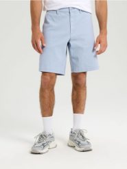 Szorty chino - błękitny. Niebieskie spodnie materiałowe męskie Sinsay, bez wzorów. W wyprzedaży za 39.99 zł.