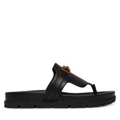 Japonki Guess. Czarne klapki damskie Guess, z aplikacjami, bez obcasa. Za 549.99 zł.