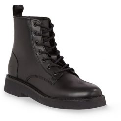 Trzewiki Tommy Jeans. Czarne botki damskie Tommy Jeans, z jeansu, bez obcasa, na płaskiej podeszwie, bez zapięcia. Za 639.99 zł.
