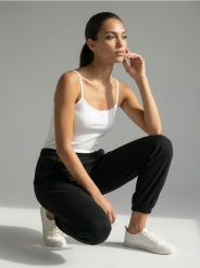 Spodnie jogger z domieszką wiskozy soft touch - czarny. Czarne spodnie materiałowe damskie Sinsay, l, bez wzorów, z wiskozy. Za 39.99 zł.