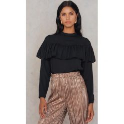 Rut&Circle Bluzka z falbanką Evelyn - Black. Bluzki damskie marki Rut&Circle. Za 121.95 zł.