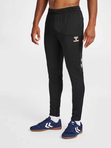 Spodnie dresowe piłkarskie Hummel. Czarne spodnie sportowe męskie Hummel, m, bez wzorów, z dresówki, na fitness i siłownię. Za 241.60 zł.