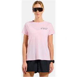 Koszulka z krótkim rękawem damska ODLO T-shirt crew neck s/s ESSENTIAL PRINT. Czerwone koszulki sportowe damskie Odlo, l, bez wzorów, z materiału, bez kołnierzyka, bez ramiączek, do biegania. Za 179.99 zł.