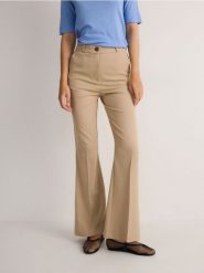 Spodnie flare - beżowy. Brązowe spodnie materiałowe damskie Reserved, l, bez wzorów, z tkaniny. W wyprzedaży za 79.99 zł.