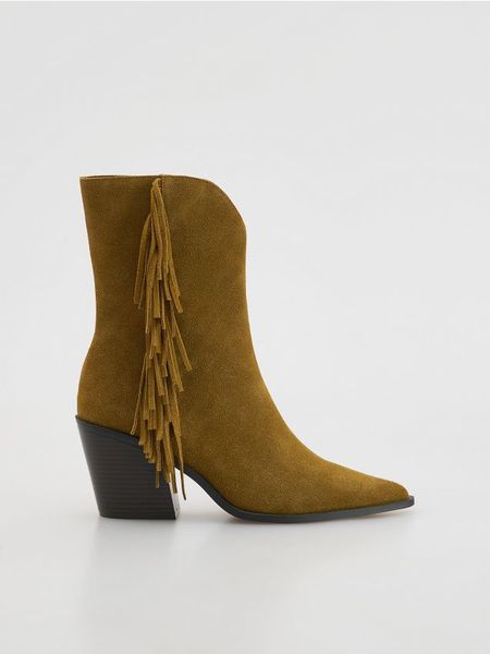 Zamszowe botki z frędzlami - brązowy. Brązowe botki damskie Reserved, z zamszu, bez obcasa, bez zapięcia. Za 259.99 zł.
