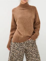 Sweter ze stójką - brązowy. Brązowe swetry damskie Sinsay, l, bez wzorów, bez kołnierzyka, bez ramiączek, bez kaptura. Za 59.99 zł.
