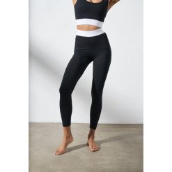 Legginsy do jogi Moonholi Basic z długimi nogawkami. Czarne bielizna termoaktywna damska MOONHOLI, l, bez wzorów, bez ramiączek, długie. Za 359.00 zł.