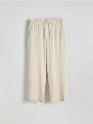 Spodnie loose fit z lyocellu - złamana biel. Spodnie materiałowe męskie Reserved, l, bez wzorów, z lyocellu. W wyprzedaży za 79.99 zł.