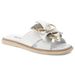 Klapki damskie Artiker, cholewka ze skóry naturalnej wsuwane z elegancką kokardą, białe, 58C3415. Białe klapki damskie Artiker, bez wzorów, ze skóry, eleganckie, bez obcasa. Za 189.00 zł.