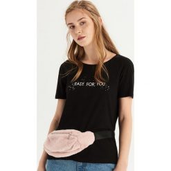 T-shirt z brokatową aplikacją - Czarny. Czarne t-shirty damskie Sinsay, z aplikacjami. Za 19.99 zł.